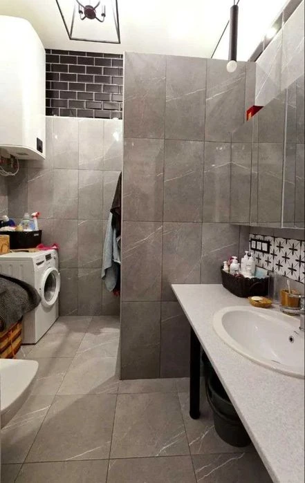 Selling a 3-room apartment of 120 sq. m in the Okolitsa SM residential complex.