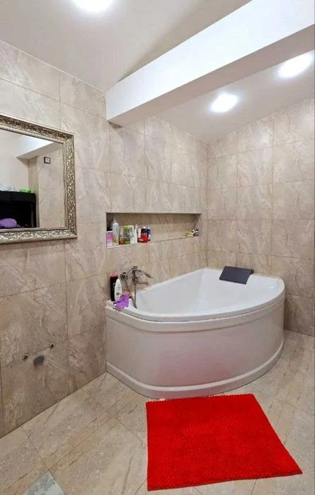 Selling a 3-room apartment of 120 sq. m in the Okolitsa SM residential complex.
