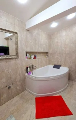 Selling a 3-room apartment of 120 sq. m in the Okolitsa SM residential complex.