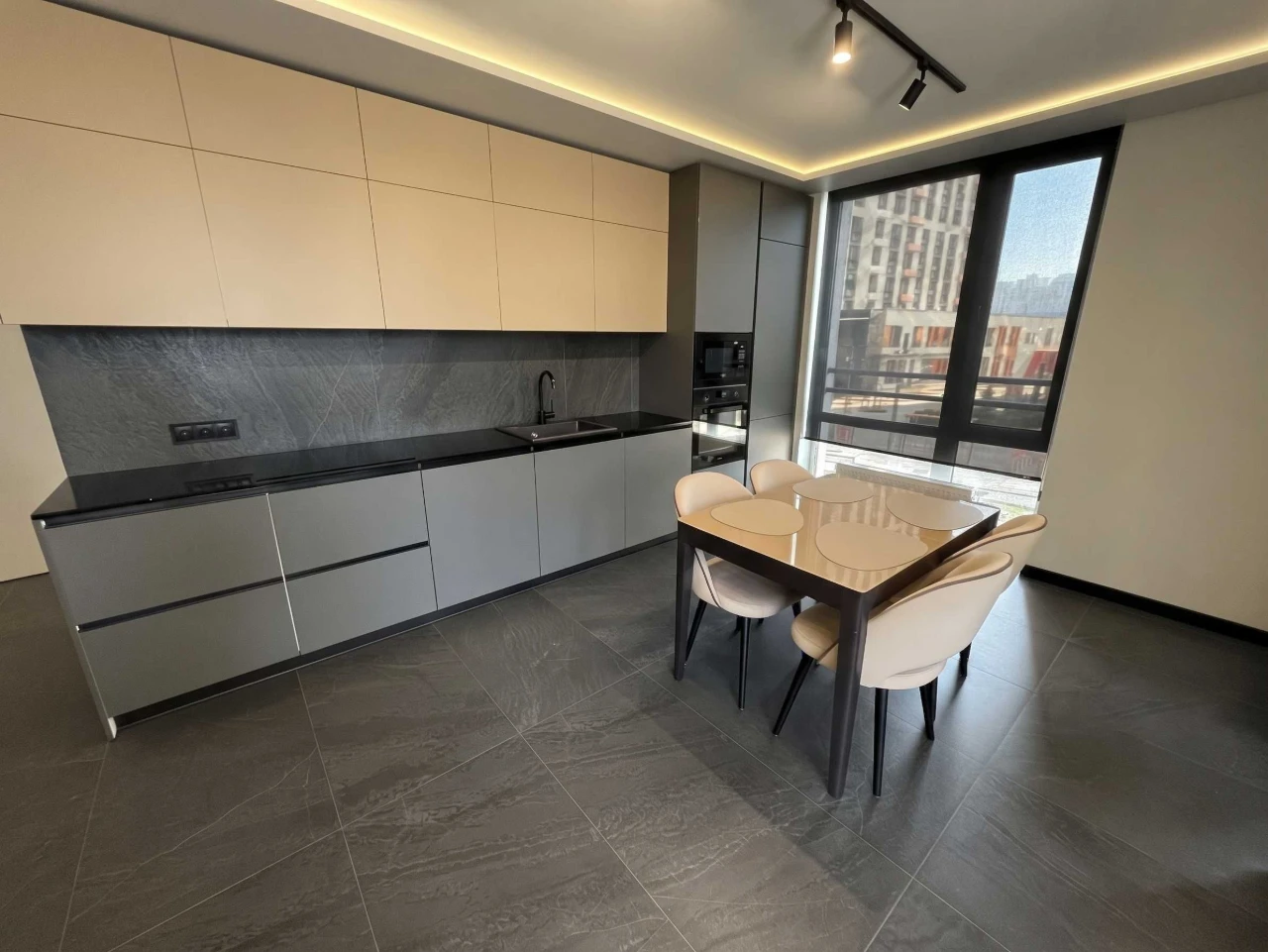 Продаж 3-кімнатної 90м квартири на 2 поверсі в жк Seven, з р