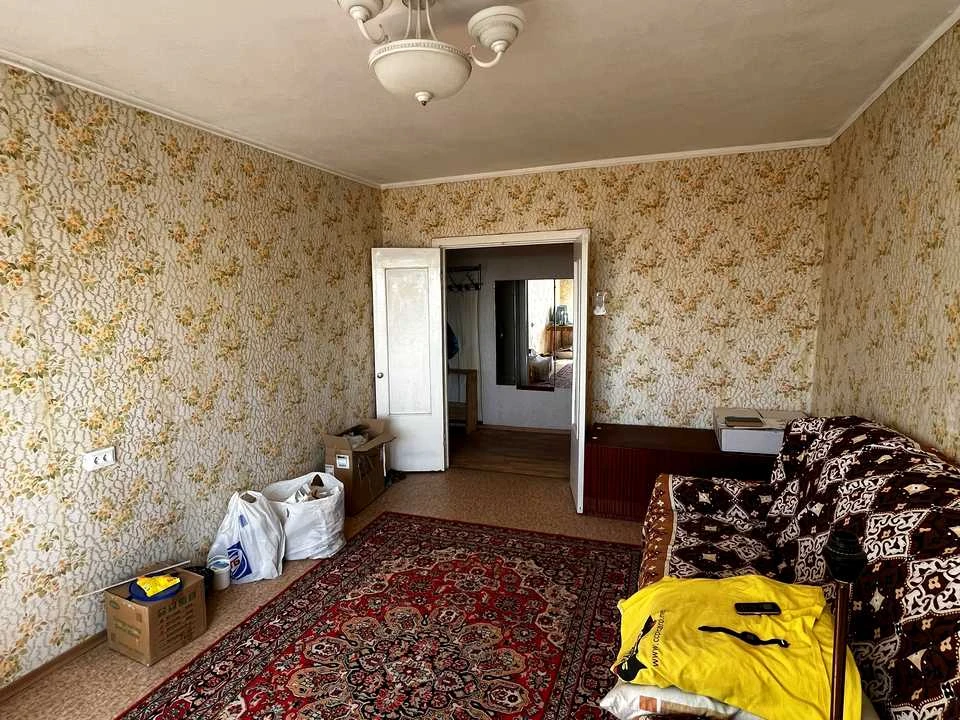 Apartment. Dnipro, residential area Topola-3, street.