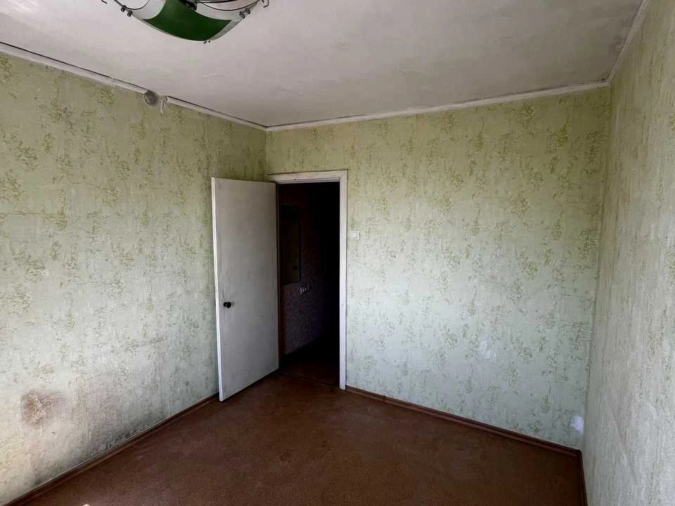 Apartment. Dnipro, residential area Topola-3, street.