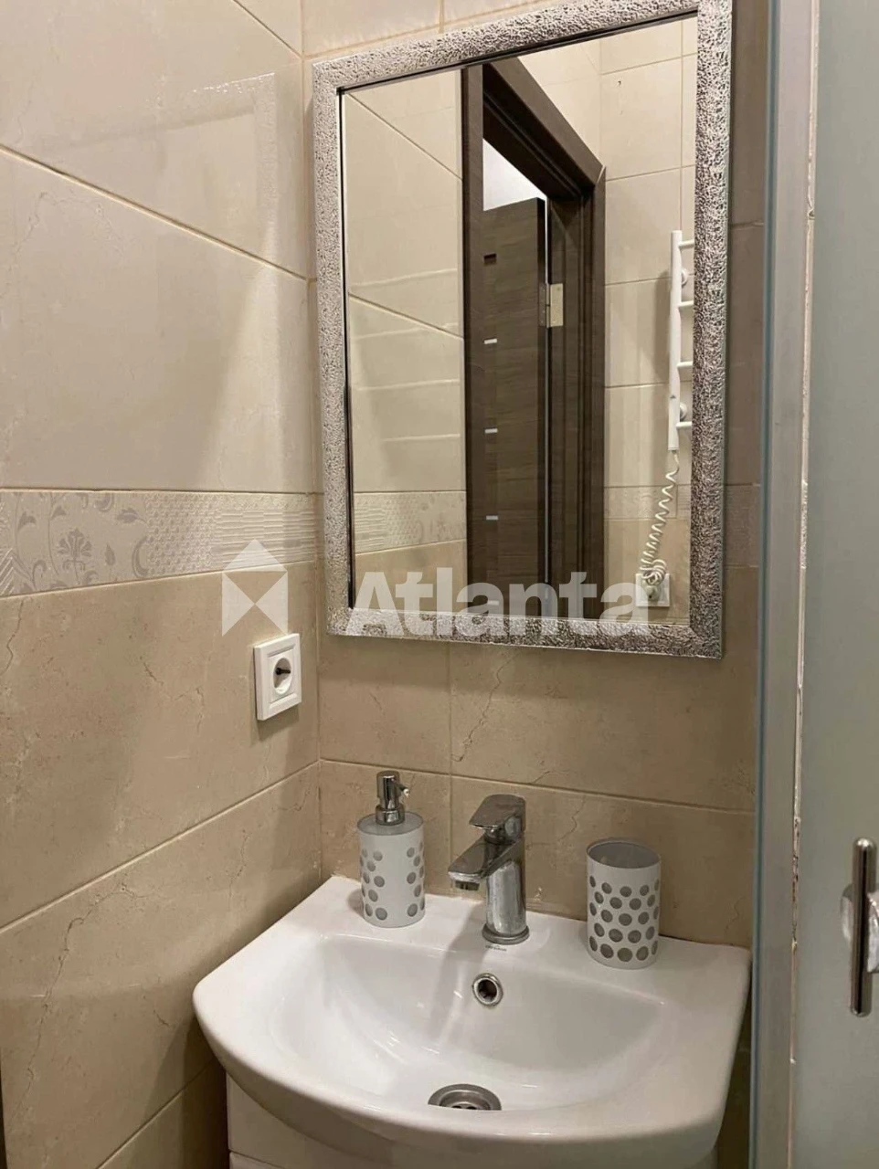 One-bedroom apartment in the city center, renovated and furnished