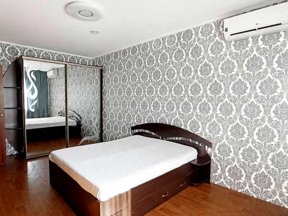 Apartment. Oleni Pchilky st, Kyiv