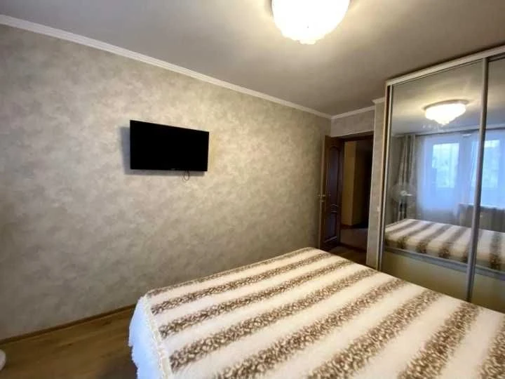 Продається 2-кімнатна квартира біля метро "Холодна гора", 5/9 поверхів, покращена