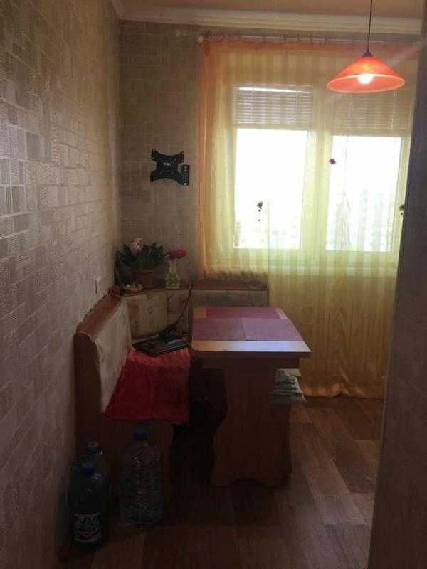 Продам 2 кім. квартиру  біля метро Палац Спорту