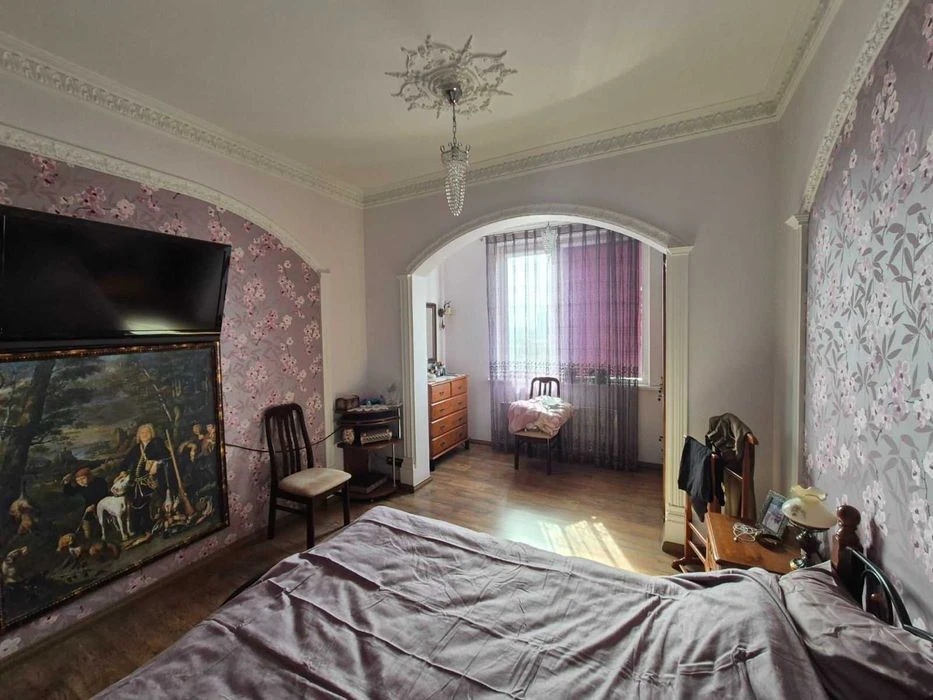 Spacious 3-room apartment on Armeyskaya.