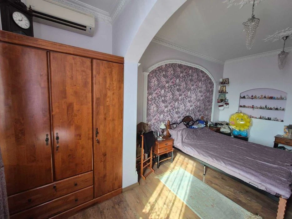 Spacious 3-room apartment on Armeyskaya.