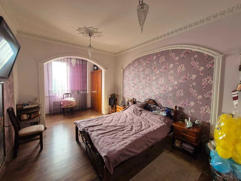 Spacious 3-room apartment on Armeyskaya.