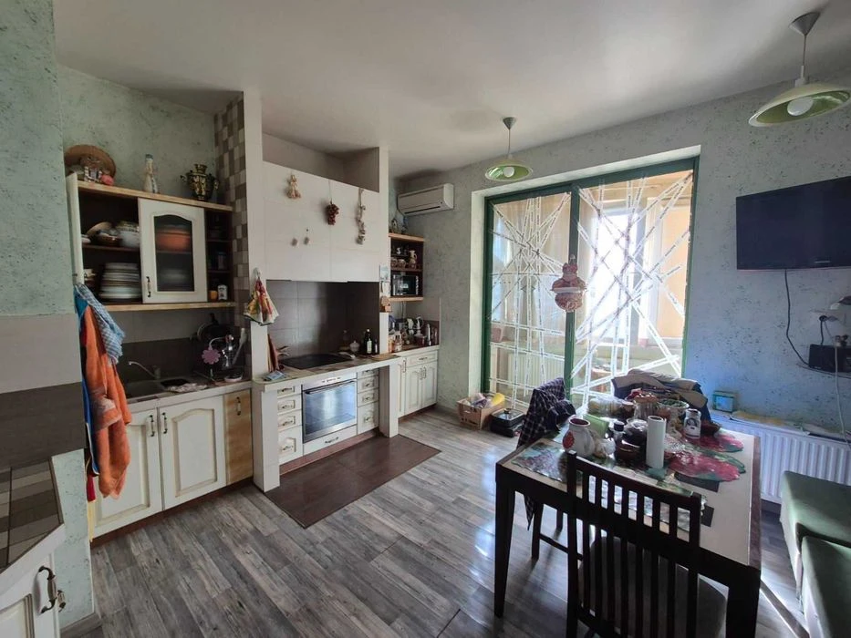 Spacious 3-room apartment on Armeyskaya.
