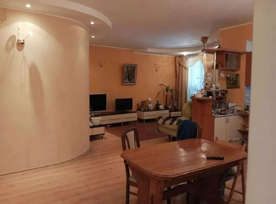 Продається 3-кімнатна квартира на Вузовському, вул. Топольова.