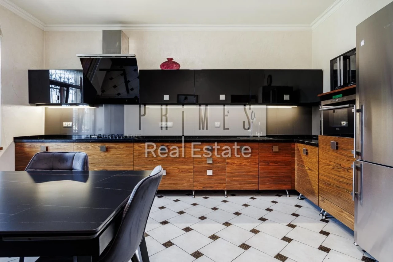 Sale: Independent Estate 5 rooms 250 sq m in the heart of the city - Street Haydamaka