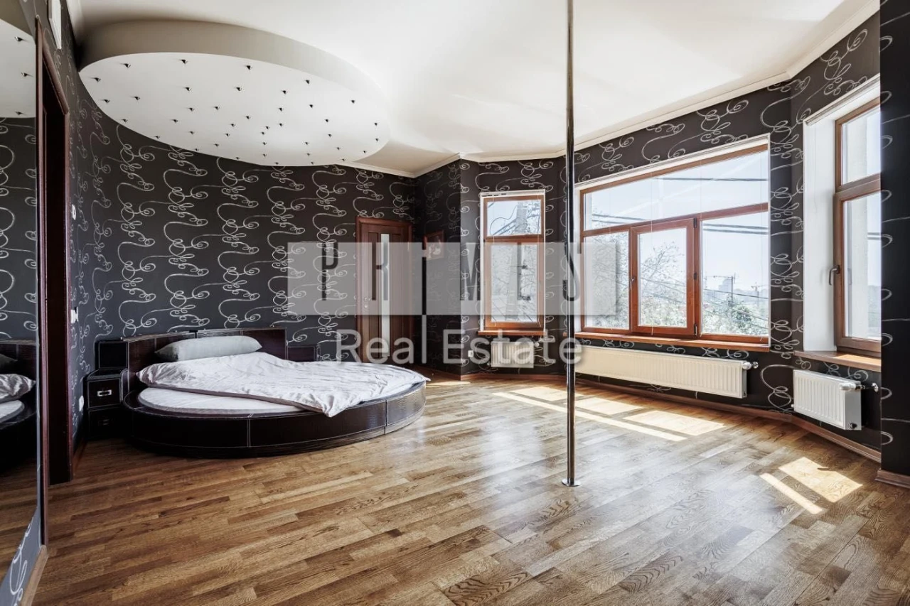 Sale: Independent Estate 5 rooms 250 sq m in the heart of the city - Street Haydamaka