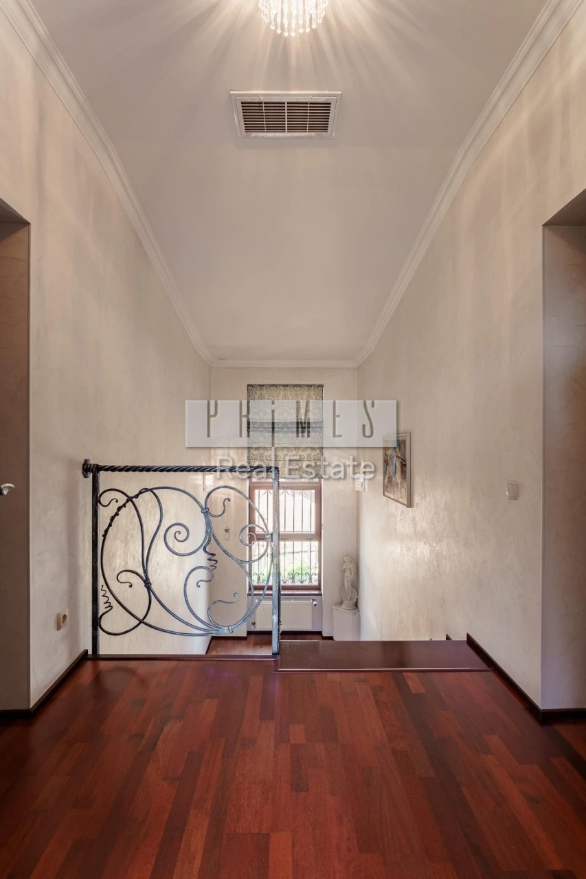 Sale: Independent Estate 5 rooms 250 sq m in the heart of the city - Street Haydamaka