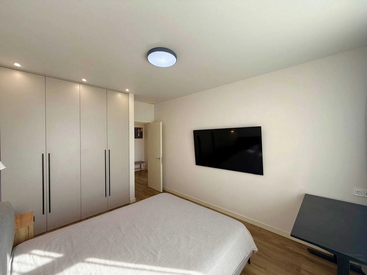 Modern 1-bedroom apartment with separate bedroom and kitchen-living room