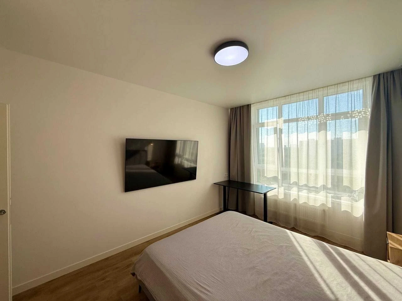 Modern 1-bedroom apartment with separate bedroom and kitchen-living room