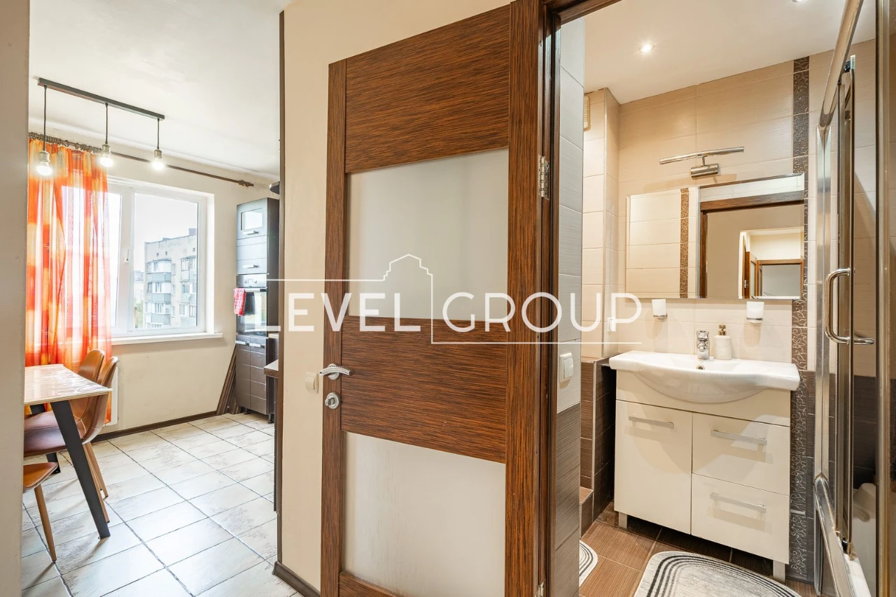Sale of a 2-bedroom apartment in Теремки-2, вул. Дмитра Луценка, 1