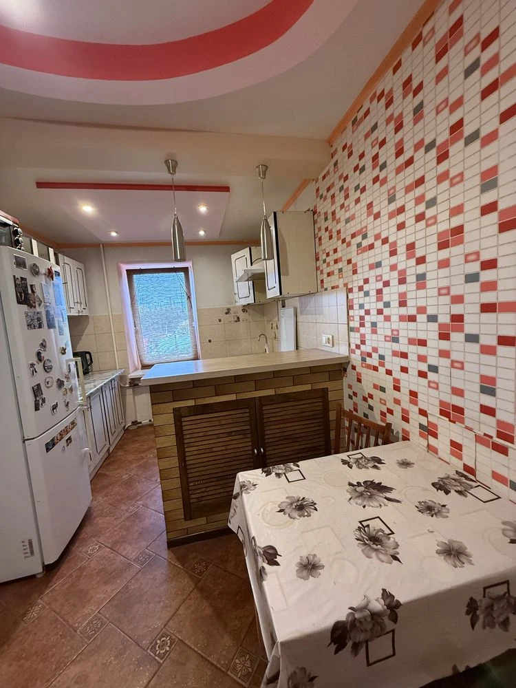 For sale 3-room apartment in residential area Solntse