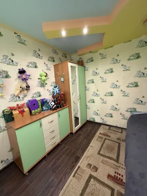 For sale 3-room apartment in residential area Solntse