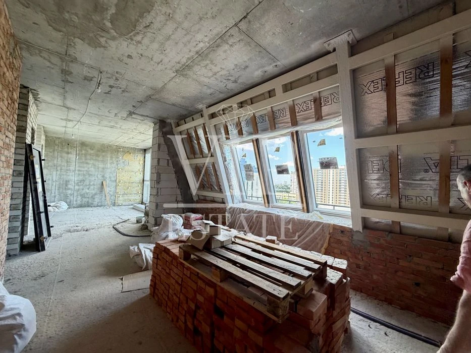 Penhouse for sale, 284 sq.m., in the premium residential complex Residence on Novg