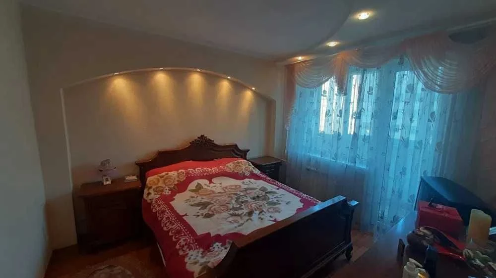 Продається 3-кімнатна квартира, проспект Науки, метро Научна.