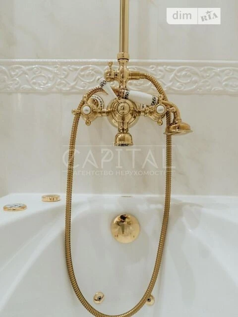 Sale of 4-room apartment 130 sq. m. on Denisa Racynskoho St. 25 •