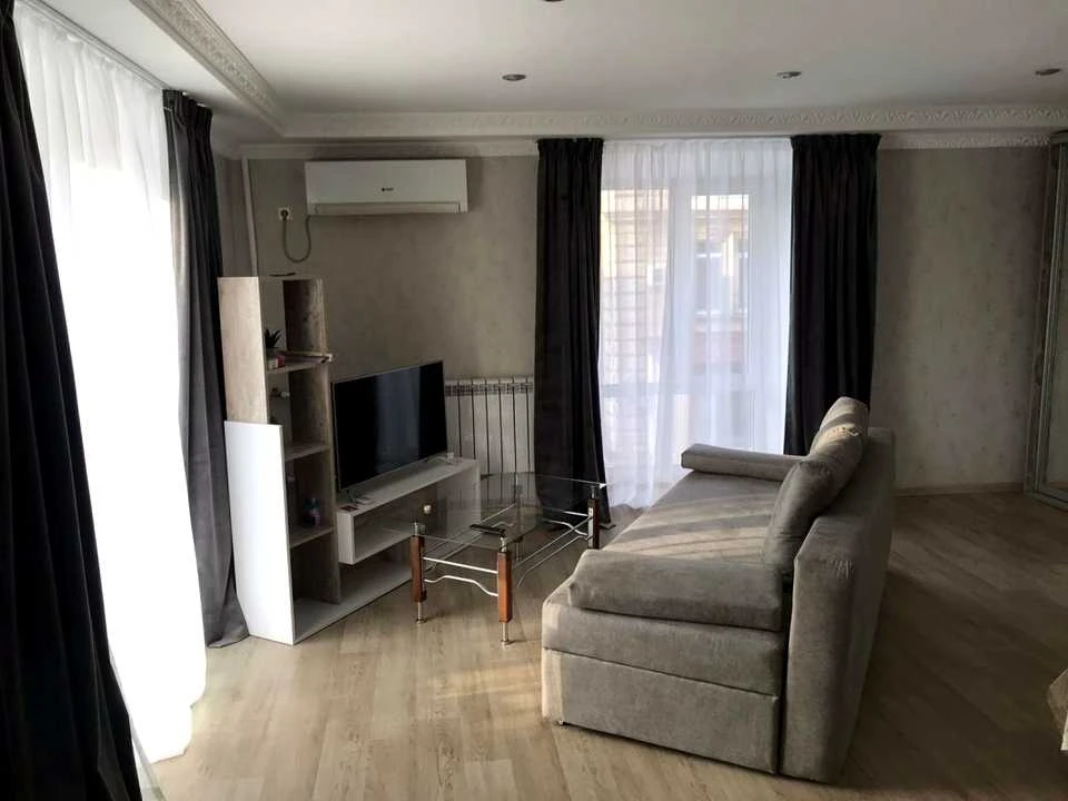 Apartment. Odessa, Nezalezhnosti Street