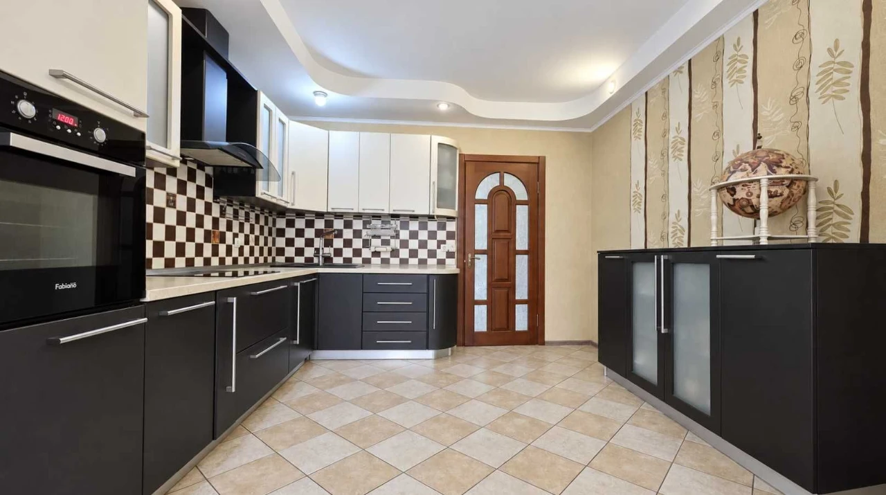 Sale of a 3-room apartment 102 m² at Liskivska St, 28A