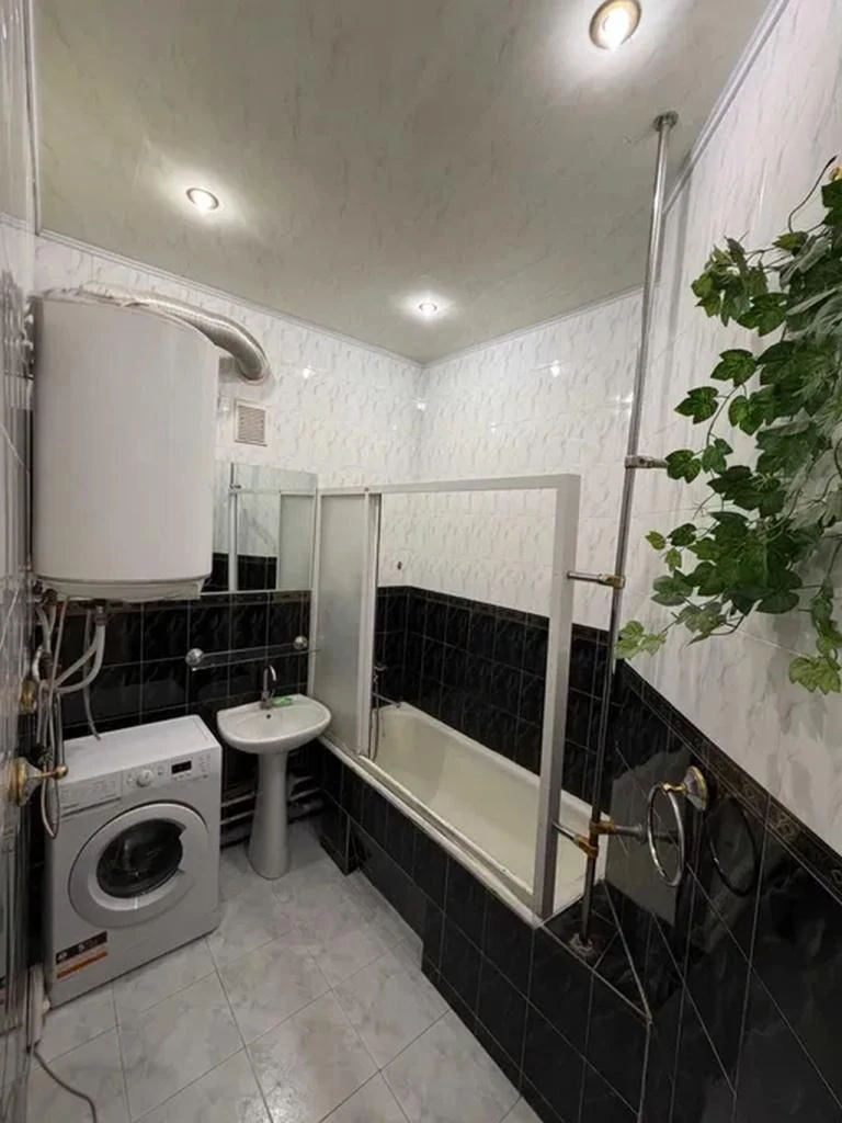 Продается 4-комнатная квартира на Площах Октябрьской