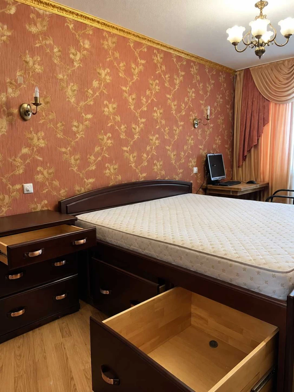 Продається 3-кімнатна квартира. Нові будинки. Метро Дворец спорту.