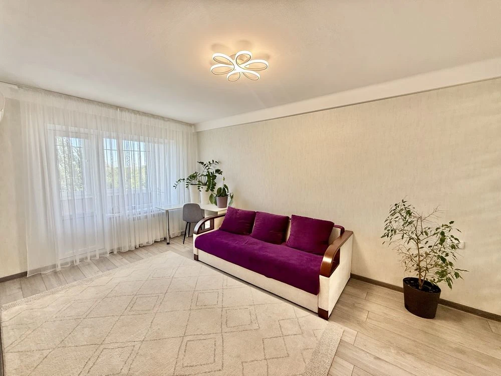 Sale of a 2-bedroom apartment renovated (April 12)