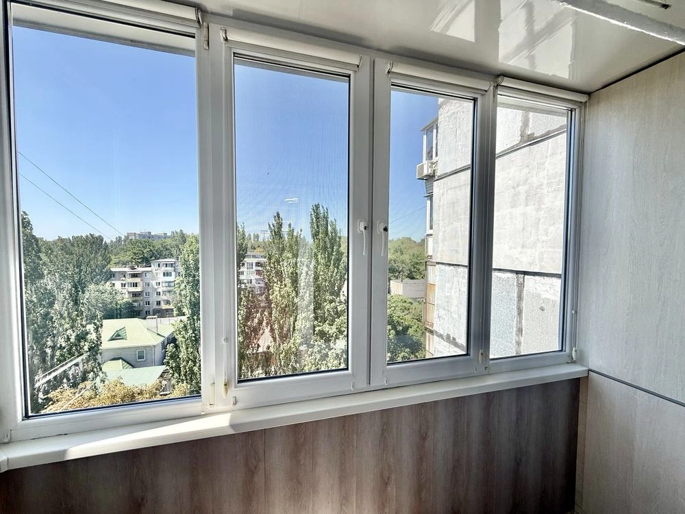 Sale of a 2-bedroom apartment renovated (April 12)