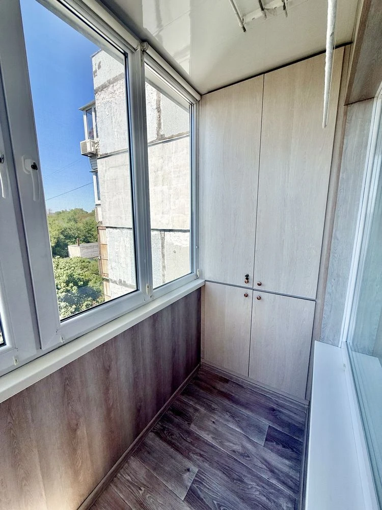 Sale of a 2-bedroom apartment renovated (April 12)