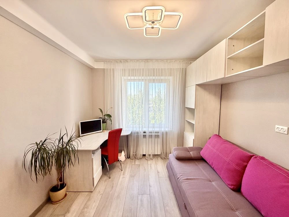 Sale of a 2-bedroom apartment renovated (April 12)