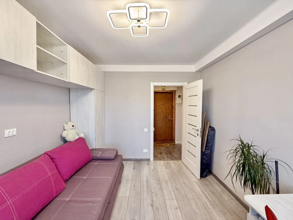 Sale of a 2-bedroom apartment renovated (April 12)