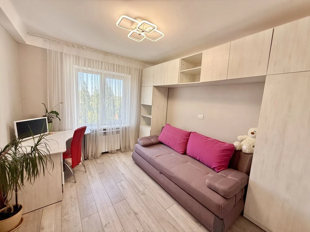 Sale of a 2-bedroom apartment renovated (April 12)
