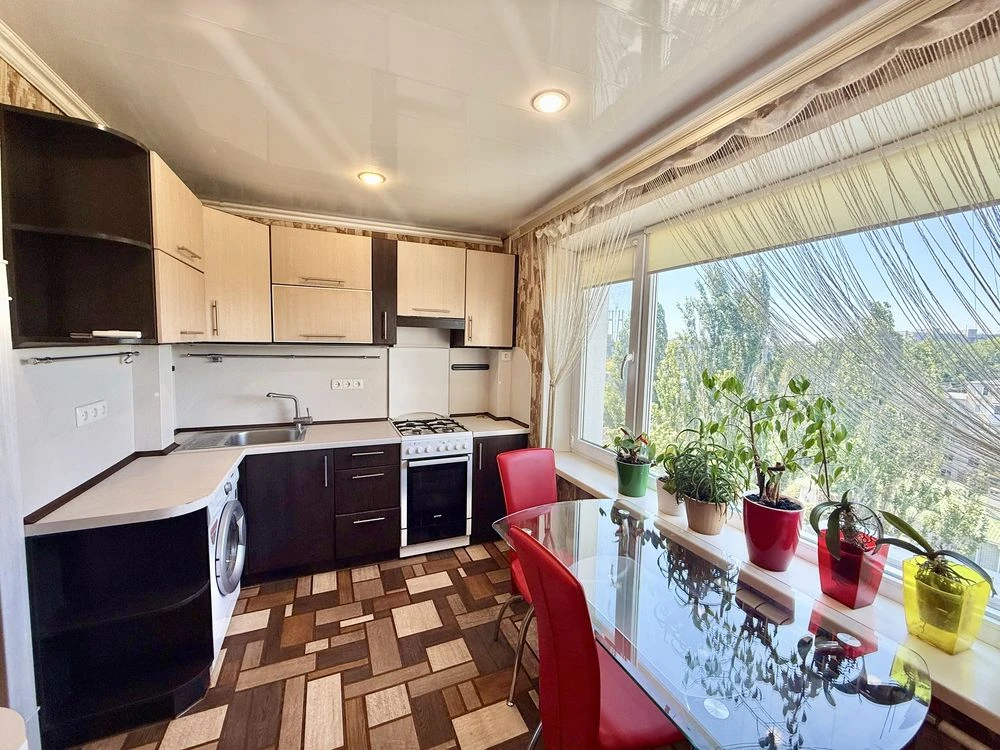 Sale of a 2-bedroom apartment renovated (April 12)