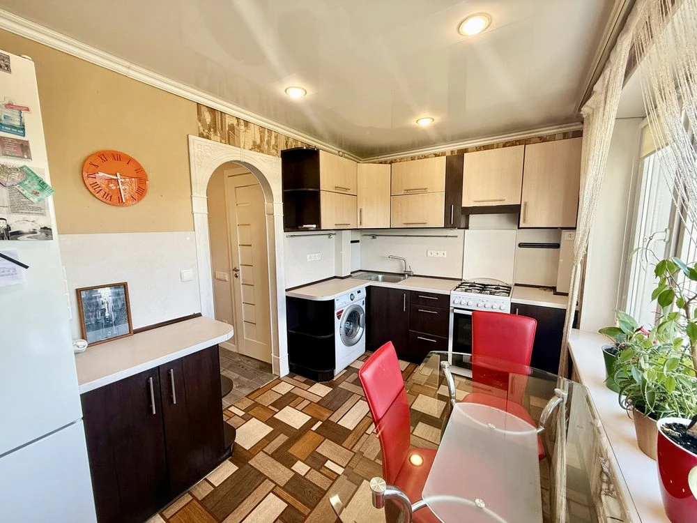 Sale of a 2-bedroom apartment renovated (April 12)
