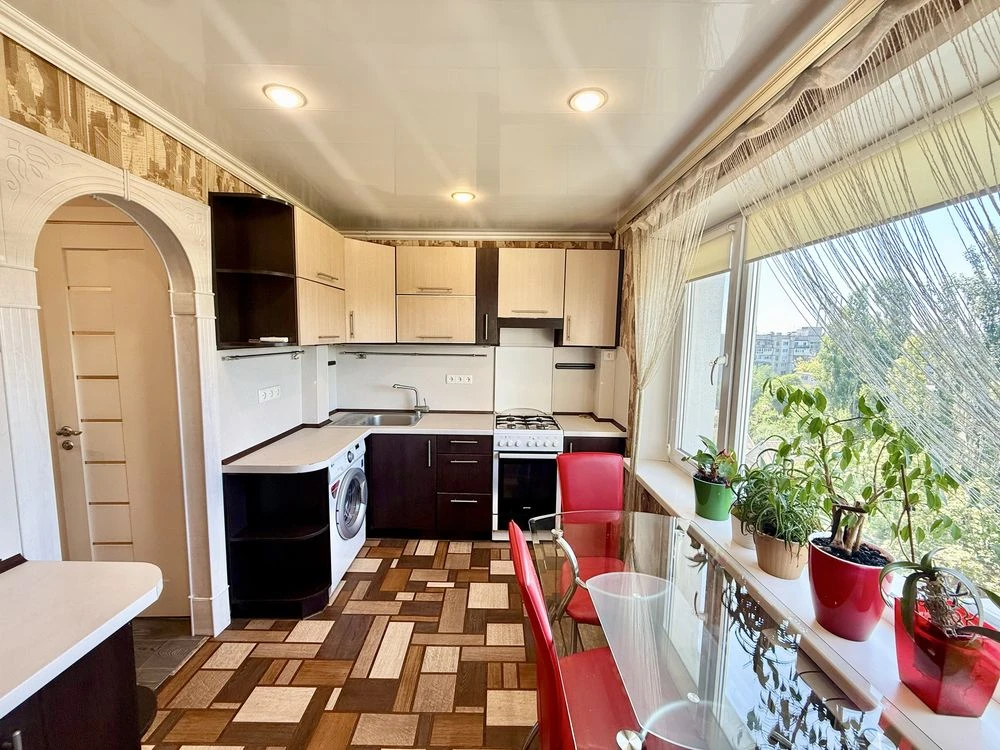 Sale of a 2-bedroom apartment renovated (April 12)