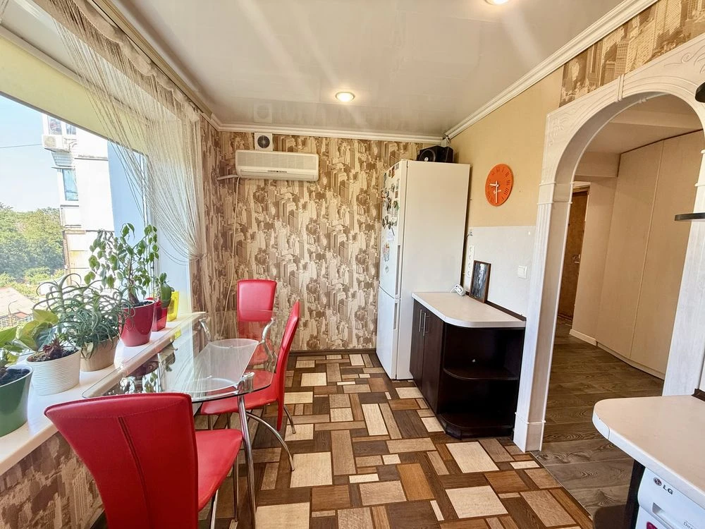 Sale of a 2-bedroom apartment renovated (April 12)