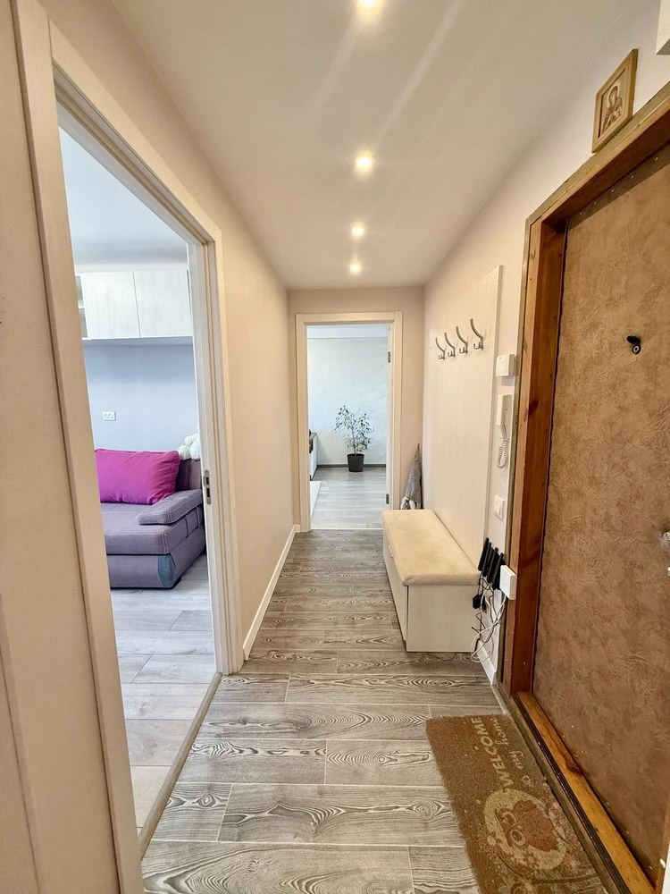 Sale of a 2-bedroom apartment renovated (April 12)