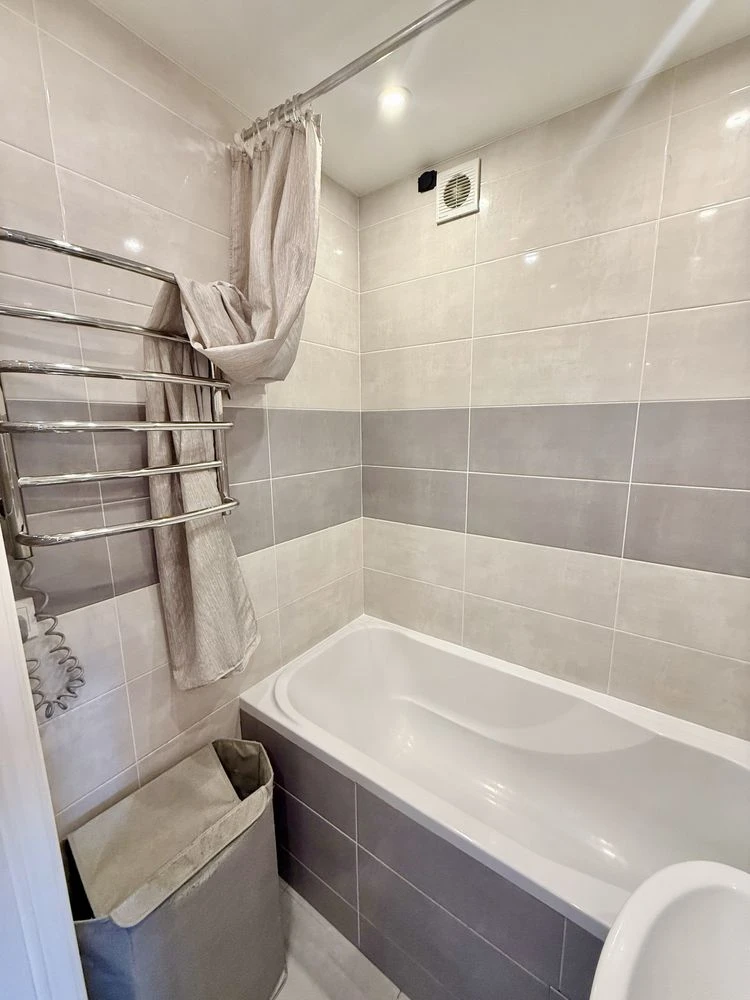 Sale of a 2-bedroom apartment renovated (April 12)