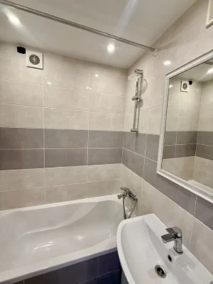 Sale of a 2-bedroom apartment renovated (April 12)