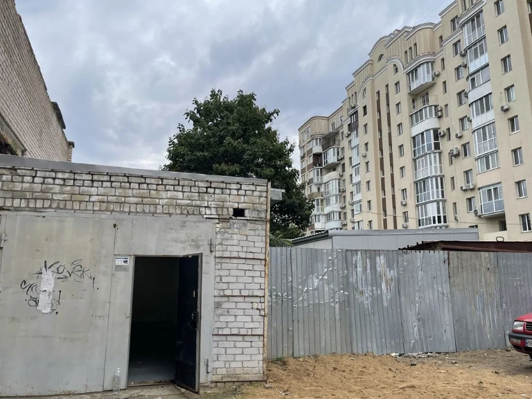 For Sale: DOUBLE Garage in the Center! Premier House!