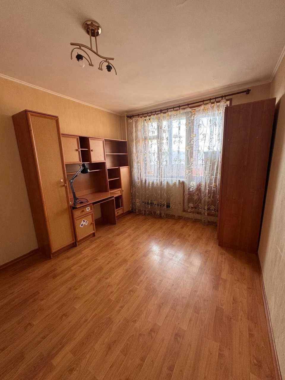 For Sale 3-room apartment Volonterskaya. Poltavsky Shliakh. Metro Hol