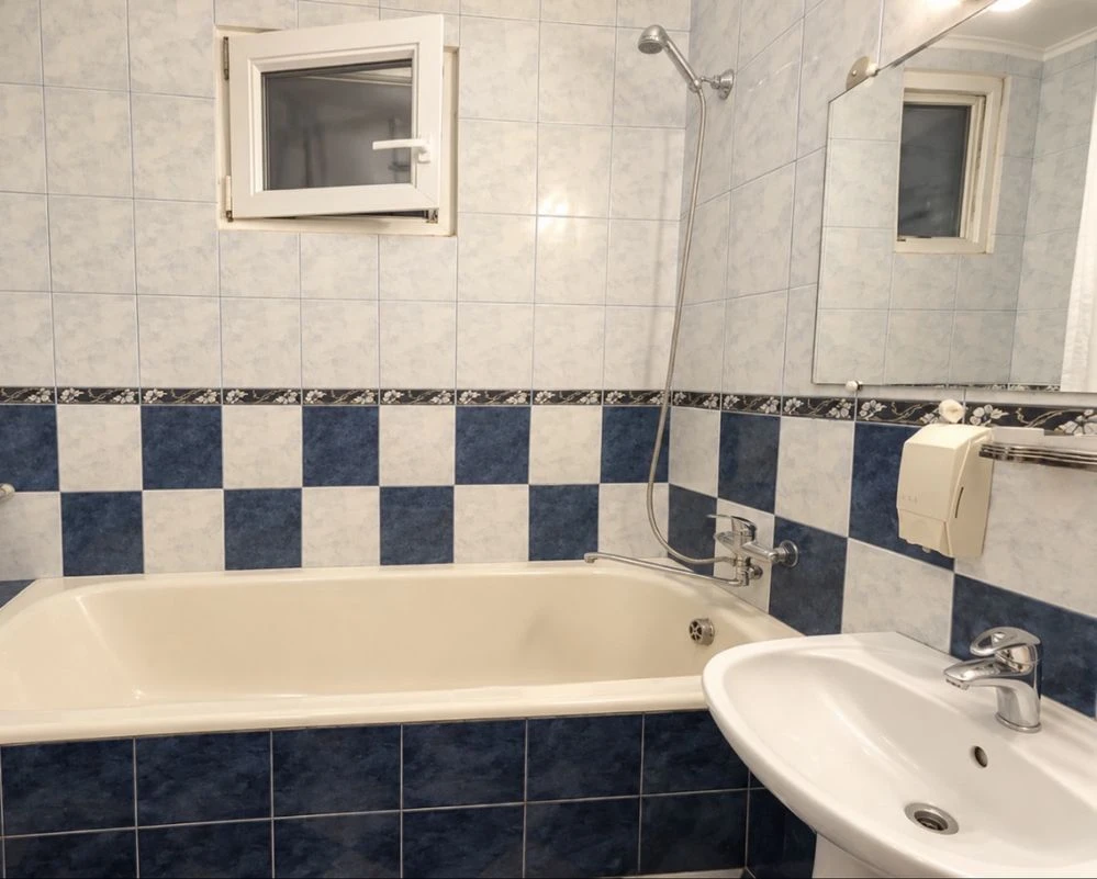Продам 2к квартиру метро Палац України, Олімпійська. За адре