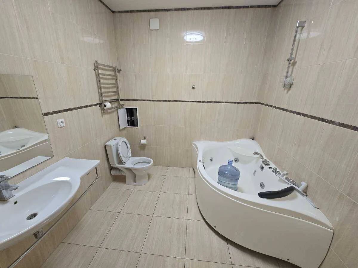 Продається 4-кімнатна квартира, Київ, Дніпровський, вул. Раїси Окіпної, 4