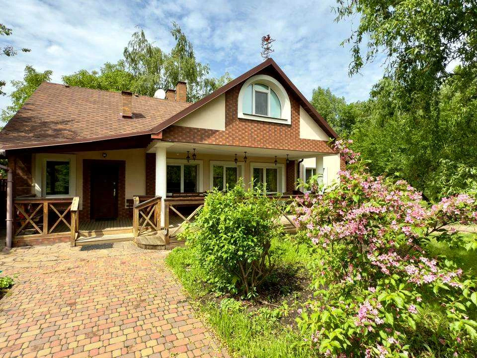 House. Kyiv, 50A Sadova St.
