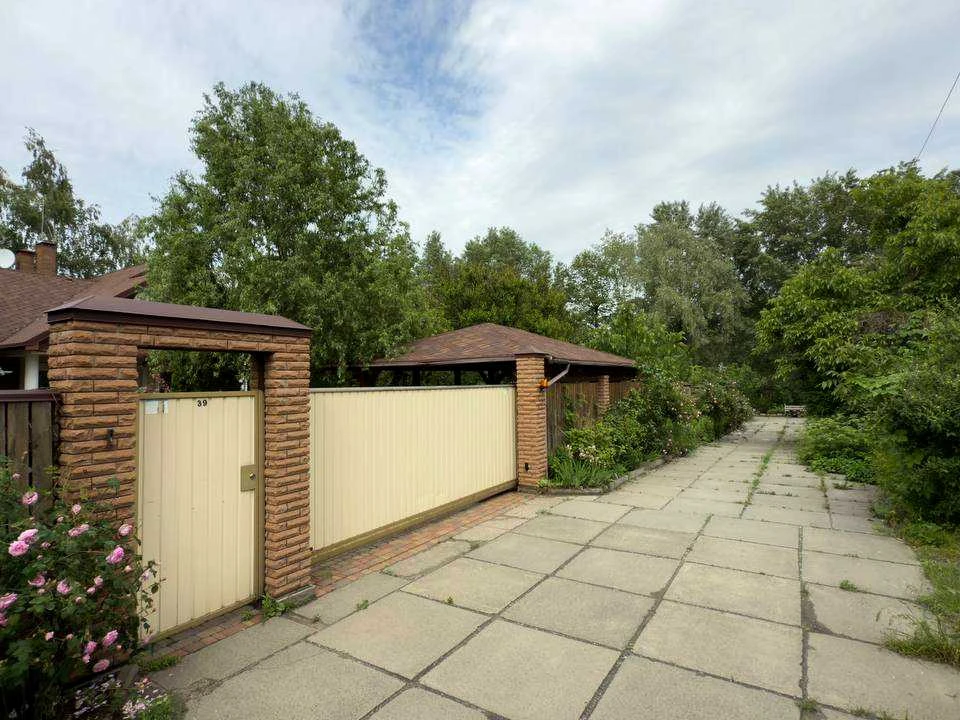 House. Kyiv, 50A Sadova St.