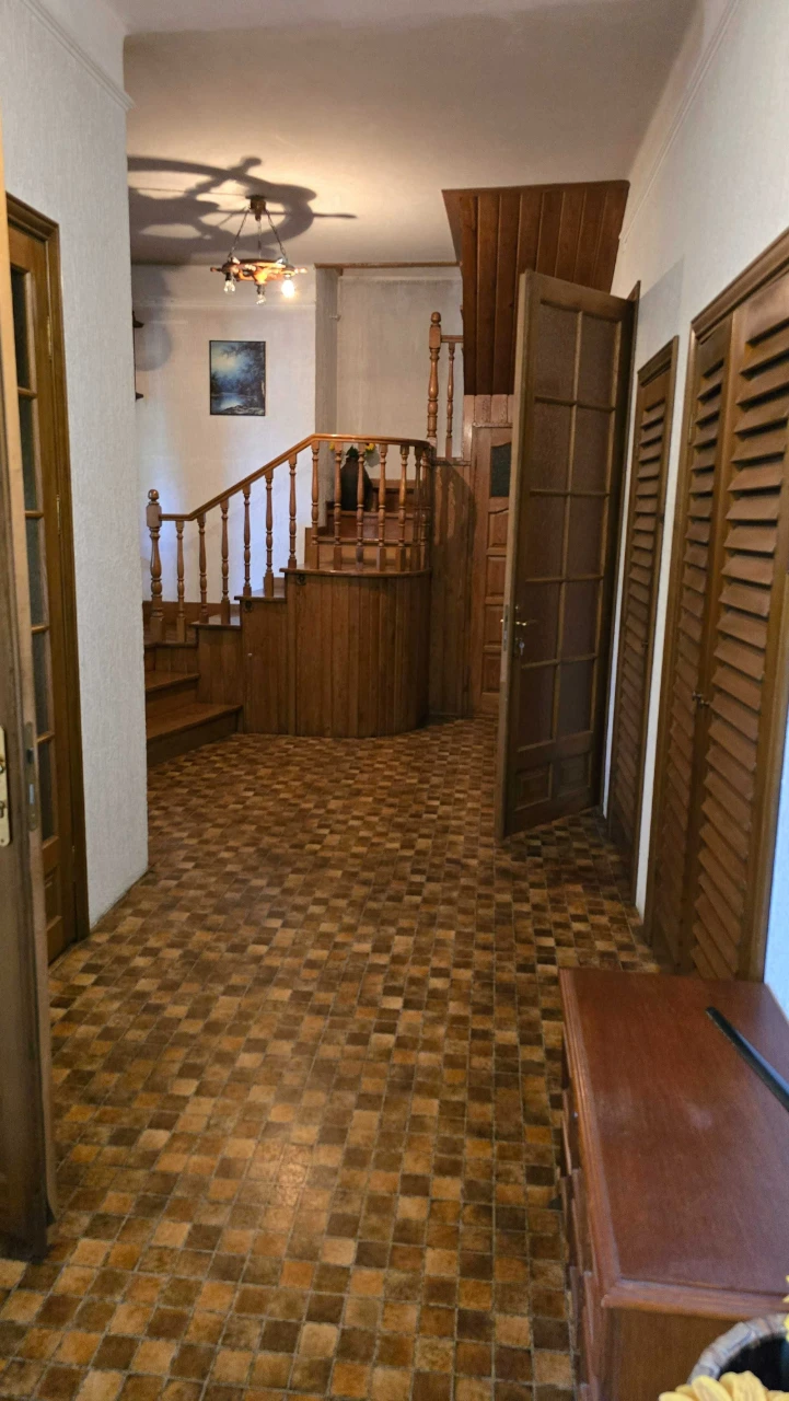 Продається будинок в центрі міста.